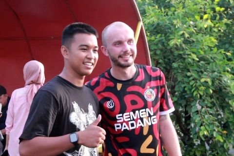 Charlie Scott, pemain Semen Padang FC yang sempat gabung di Akademi MU