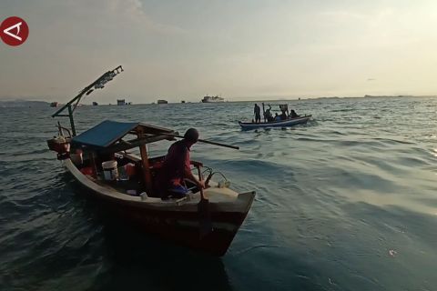 Wali Kota Cilegon serahkan kartu BPJS Ketenagakerjaan pada 322 nelayan