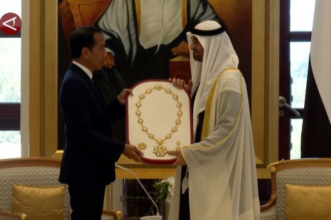 Jokowi berterima kasih kepada Presiden MBZ telah terima Prabowo