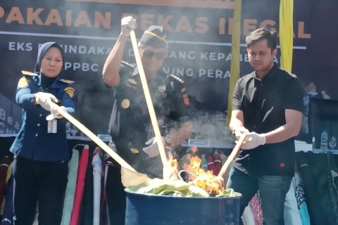 Pemusnahan 4,4 ton pakaian bekas dan barang impor ilegal