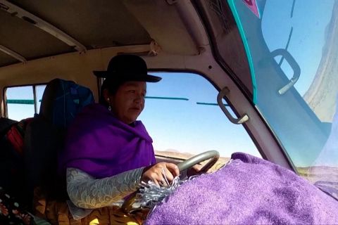 Perempuan Bolivia mendobrak halangan di sektor transportasi