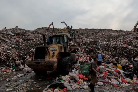 Petugas kerahkan alat berat tangani longsor di TPA Cipayung Depok