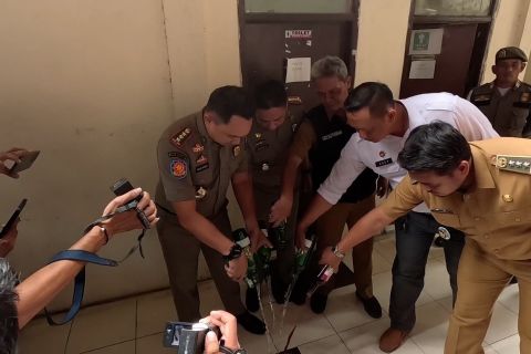 Sebabkan tawuran, Satpol PP Kota Bogor musnahkan 1.890 botol miras