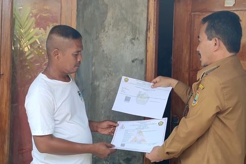 Sejumlah warga miskin di Cilegon terima bantuan pasang listrik gratis