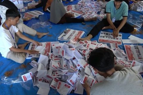 KPU Padang libatkan ratusan warga lipat surat suara PSU
