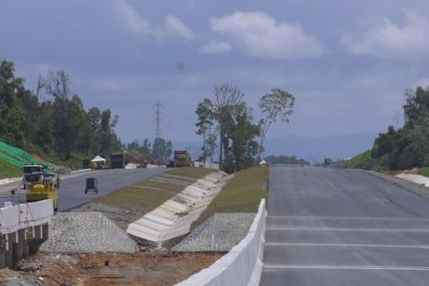 Melihat jalan tol yang menjadi bagian dari proyek konektivitas IKN