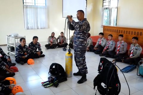 Tingkatkan teknik penyelamatan, Danlanal latih relawan SAR Batang