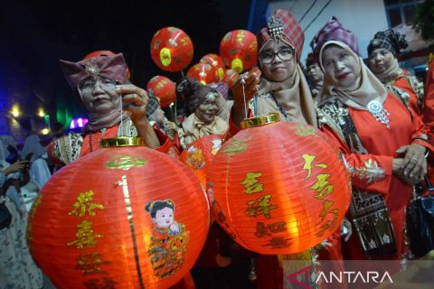 Warna-warni lampion dalam pawai Telong-telong