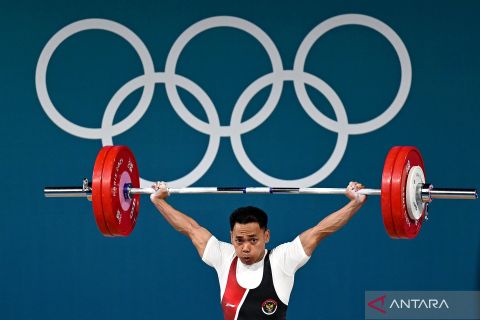 Aksi lifter Eko Yuli Irawan di Olimpiade Paris 2024