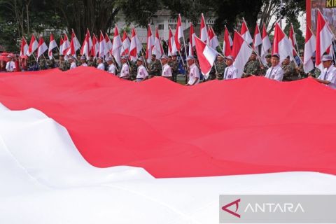 Pelajar bentangkan bendera Merah Putih berukuran besar di Temanggung
