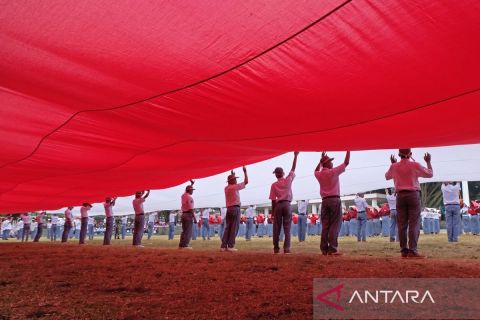 Display of large flag to welcome Indonesia's independence commemoration