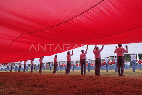 Kirab dan pembentangan bendera merah putih