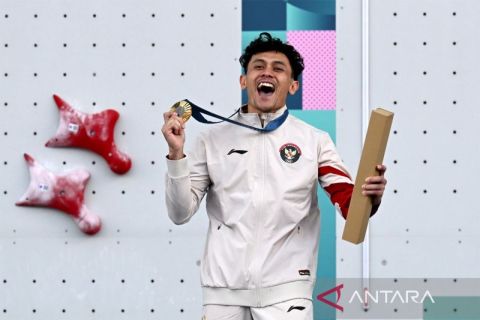 Momen Veddriq Leonardo terima medali emas pertama Indonesia di Olimpiade Paris