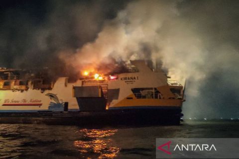 Kapal KM Kirana I terbakar di perairan Tanjung Emas Semarang