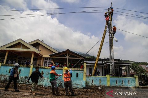 Pemulihan pasokan listrik pascabanjir bandang di Kelurahan Rua