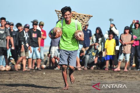 Lomba malanjong meriahkan tradisi mandi Safar di Tanjung Jabung Timur