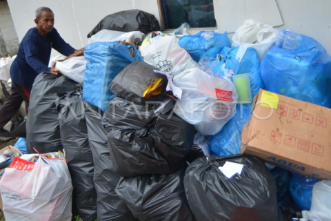 Pengumpulan sampah plastik di Padang