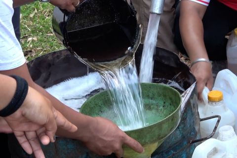 5.000 liter minyak tanah mengucur cuma-cuma untuk warga di Jayapura