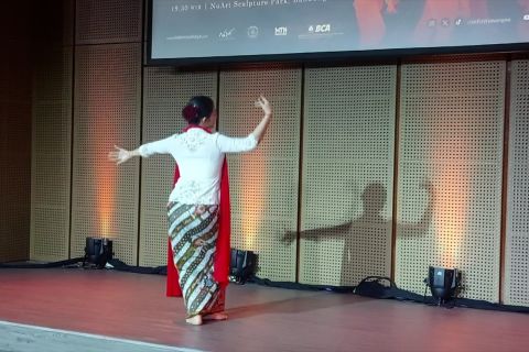 Tarian ronggeng gunung dari Ariel Tatum