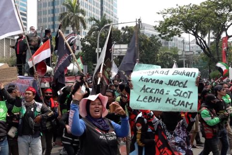 Aksi damai ribuan ojol dan kurir di Patung Kuda tuntut sejumlah hal