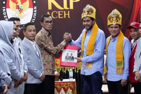 Aksi dorong sempat terjadi saat bakal cagub cawagub tiba di KIP Aceh