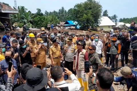 Kepala BNPB serahkan Rp1,4 miliar untuk tangani banjir bandang Ternate