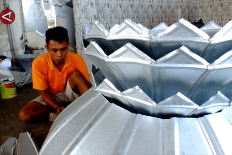 Memberdayakan pemuda desa melalui kerajinan kubah masjid