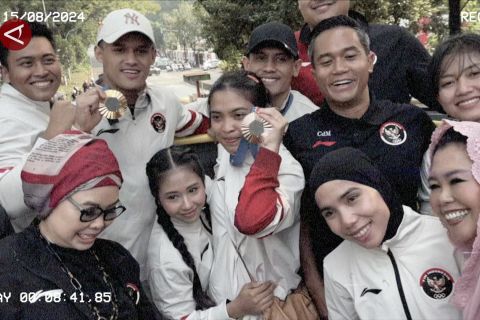 Momen seru pawai atlet peraih medali Olimpiade Paris