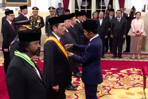 Presiden Jokowi beri tanda kehormatan kepada 64 tokoh