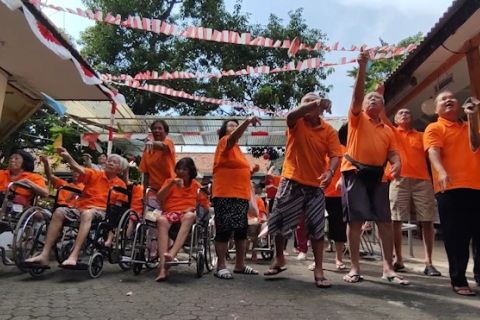Kemeriahan saat para lansia ikuti lomba HUT RI Ke-79