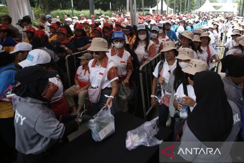 Umat Katolik mulai berdatangan ke Stadion Utama GBK untuk mengikuti akbar Misa Akbar Paus Fransiskus