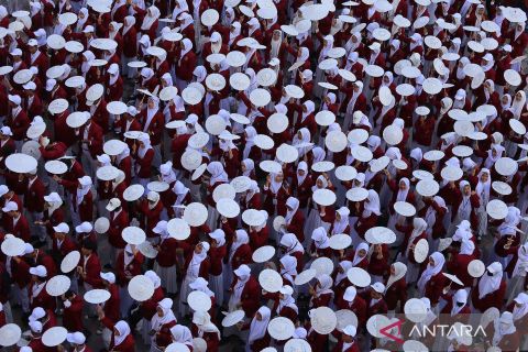 Mahasiswa UM Surabaya catat rekor MURI menulis harapan dengan media payung