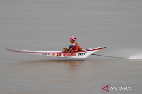 Lomba balap perahu tradisional ketinting di Kaltim