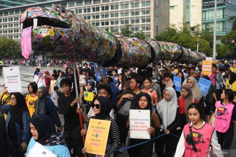 Aksi memperingati World Cleanup Day di sejumlah kota Indonesia