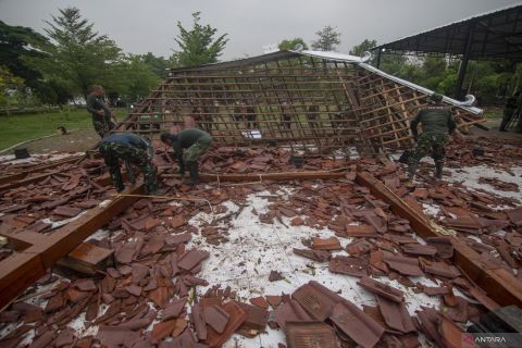 Hujan dan angin puting beliung melanda Klaten