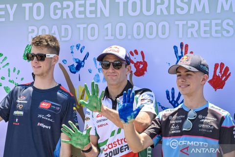 Hijaukan kawasan Sirkuit Mandalika, pembalap MotoGP ramai-ramai tanam pohon&nbsp;