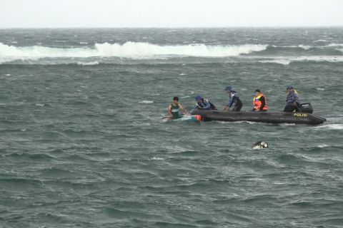 Laga final dayung stand up paddle ditunda akibat badai