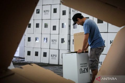 Perakitan kotak suara pilkada di gudang logistik KPU Kota Mataram