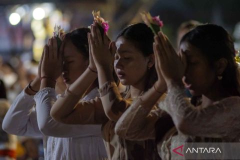 Sembahyang pada Hari Raya Kuningan di Palu