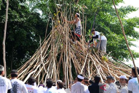 Tradisi Mekotek menolak bala sambut Hari Raya Kuningan di Bali