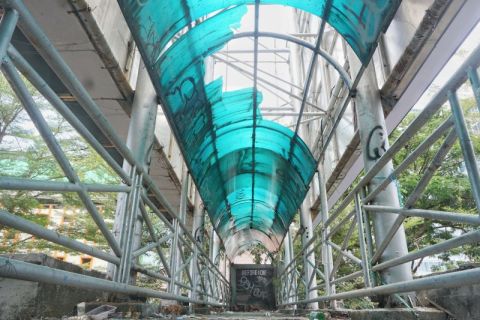 Jembatan penyeberangan di Jl Sudirman Makassar tak terurus