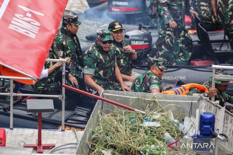 Kasad meninjau giat bersih sungai Ciliwung