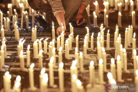 Seribu lilin dinyalakan untuk kenang Benny Laos di Ternate