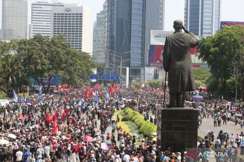 Ribuan warga padati jalan protokol Jakarta siap sambut presiden dan wapres baru Indonesia