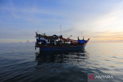 Imigran Rohingya masih bertahan menunggu kepastian evakuasi ke daratan