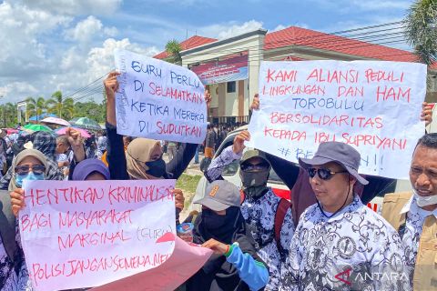 Unjuk rasa tuntut penghentian kriminalisasi guru honorer Supriyani di Konawe Selatan