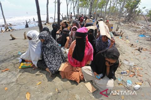 Rohingya refugees land on Aceh coast