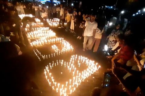 Aksi bakar lilin untuk kenang mendiang Benny Laos dan para korban lain