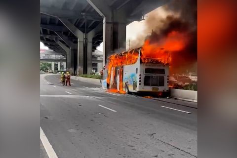 Bus membawa guru dan siswa terbakar di Bangkok, 25 orang meninggal