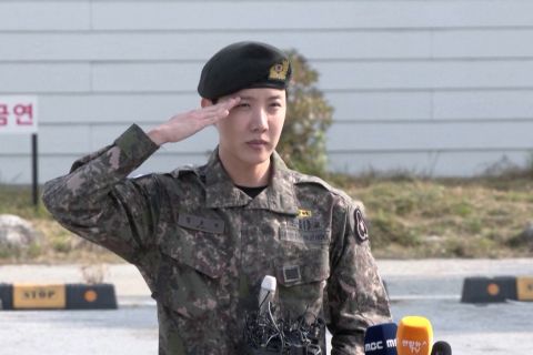 J-Hope BTS selesaikan wajib militer Korsel, disambut gembira penggemar